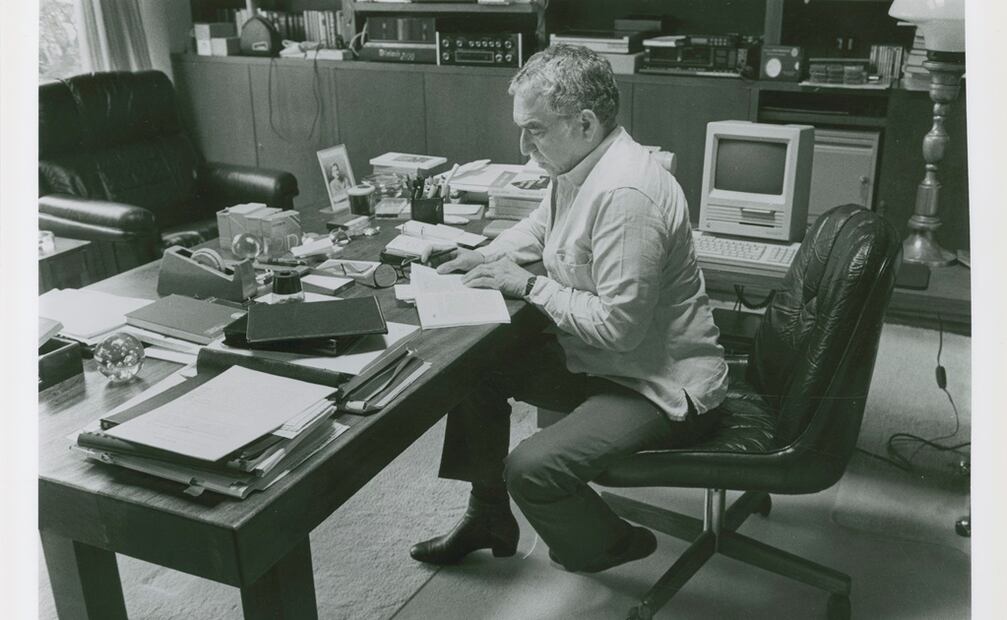 Gabriel García Márquez trabajando en su estudio de la Ciudad de México. (Crédito: Cortesía Harry Ransom Center de la Universidad de Texas en Austin.)