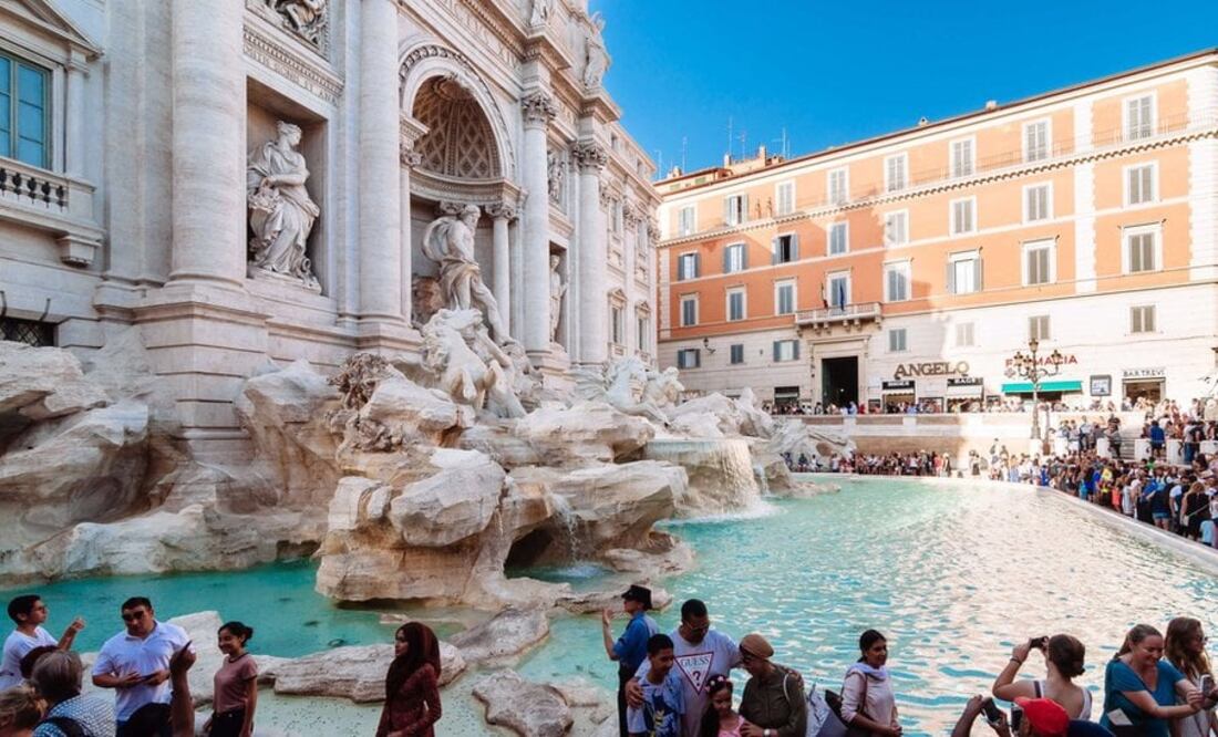 Millones de turistas visitan la fuente cada año lanzado monedas al tiempo que piden un deseo. Foto: Getty Images