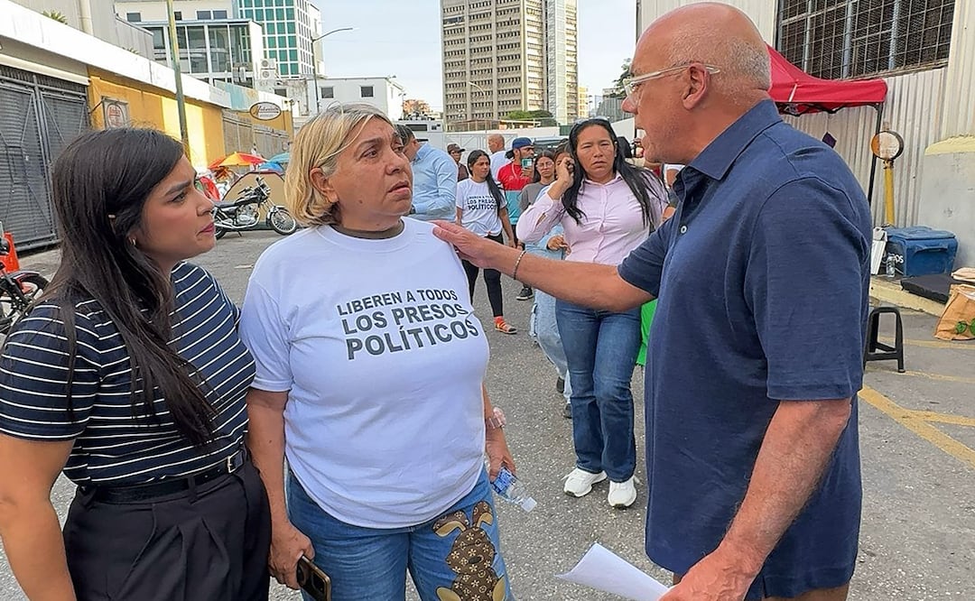El presidente de la Asamblea Nacional de Venezuela, Jorge Rodríguez , hablando con familiares de presos políticos frente al Centro de detención Zona 7, en Caracas. Foto: EFE