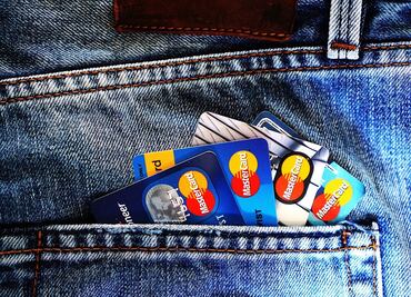 ¿Cuáles son los bancos que más cobran comisión por retirar y consultar saldo?