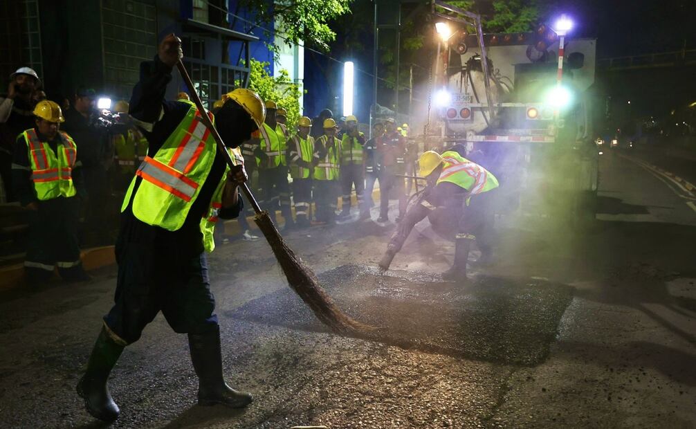 Ya comenzó el bacheo nocturno en la CDMX. Foto: Berenice Fregoso EL UNIVERSAL