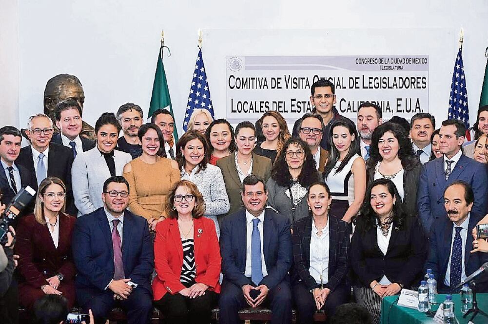 Al encuentro acudieron la jefa de Gobierno electa, Claudia Sheinbaum, y José Ramón Amieva, mandatario local en funciones. (ESPECIAL)