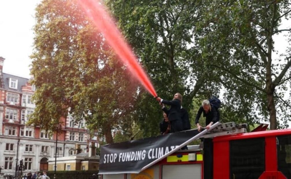 Activistas vierten “sangre” en edificio del Tesoro de Gran Bretaña