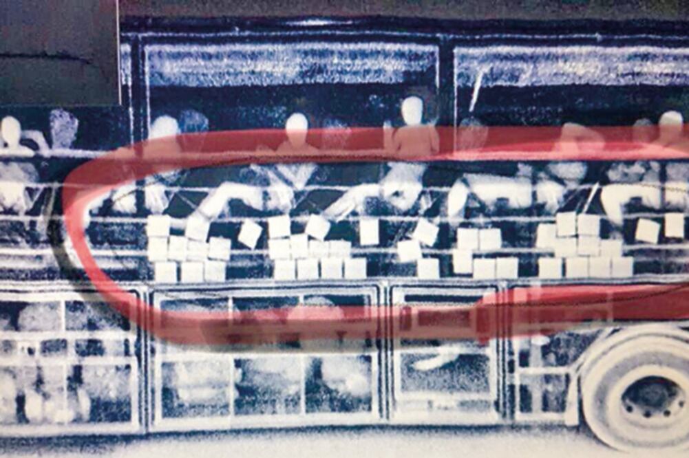 Marinos destacados para la seguridad en Tamaulipas y policías estatales detectaron mediante equipo de rayos Gamma, que había irregularidades en la estructura interna del autobús, por lo que se procedió a su revisión (ESPECIAL)