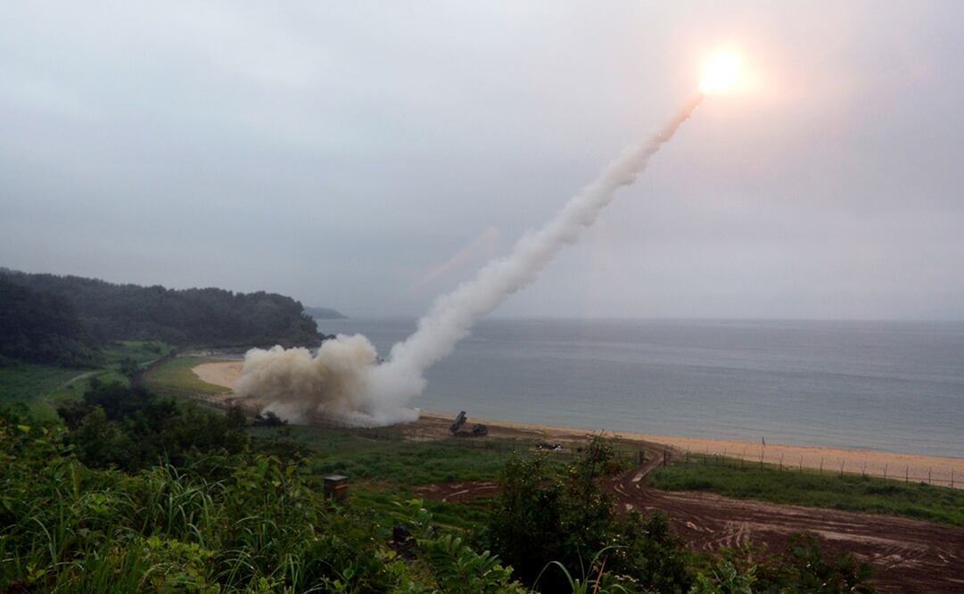 El Sistema de Misiles Tácticos del Ejército de EU (ATACMS) disparando un misil hacia el mar del Este, desde un lugar no revelado en la costa este de Corea del Sur, durante un encuentro conjunto entre Corea del Sur y EU. Foto: AFP