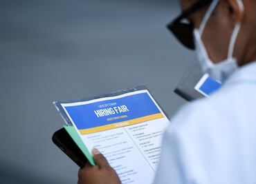 Suben a 332 mil las solicitudes semanales de subsidio por desempleo en EU