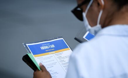 Suben a 332 mil las solicitudes semanales de subsidio por desempleo en EU