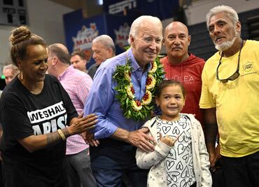 ¿Biden se quedó dormido en reunión con víctimas de incendios en Hawái?