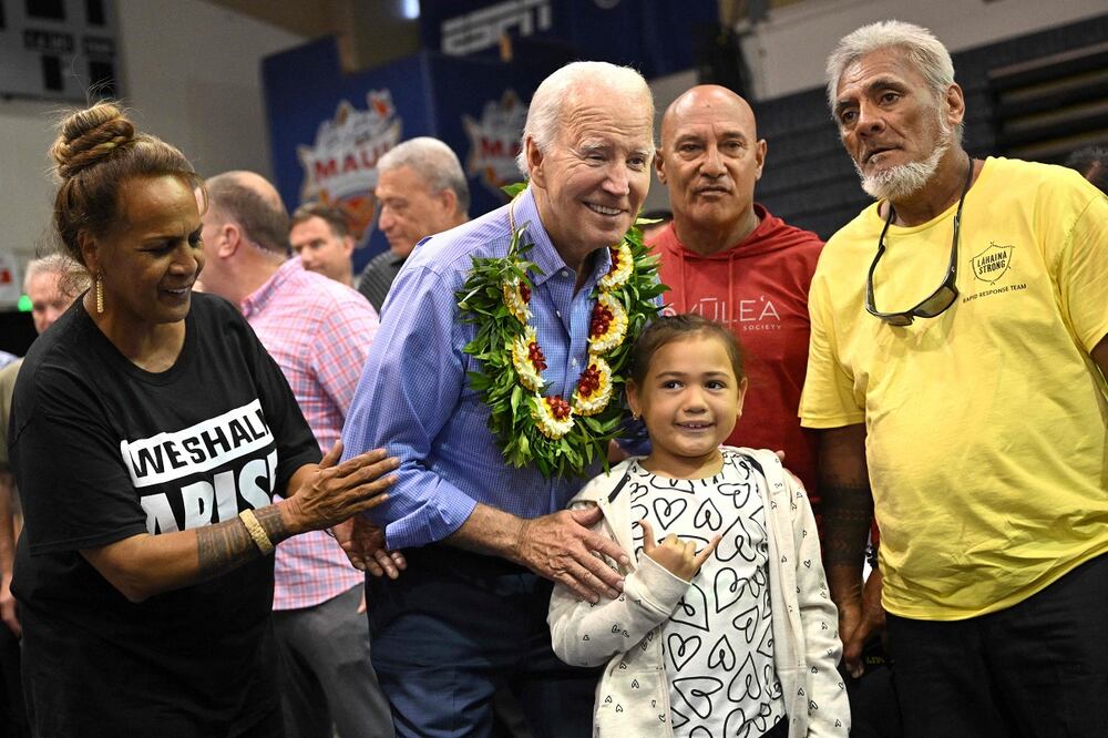 El presidente Joe Biden, despues de hablar con la comunidad afectada por los incendios en Lahaina, Hawái, el lunes 21 de agosto de 2023. FOTO: MANDEL NGAN. AFP