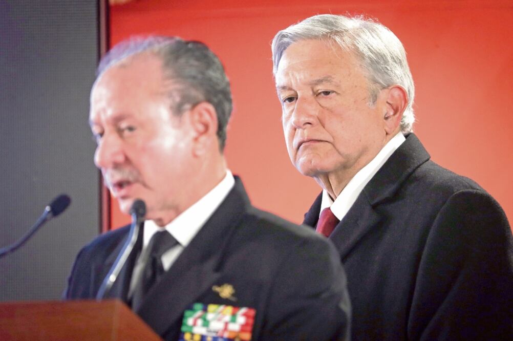 El titular de Marina, Rafael Ojeda Durán, y el presidente Andrés Manuel López Obrador, durante la conferencia matutina en Palacio Nacional.