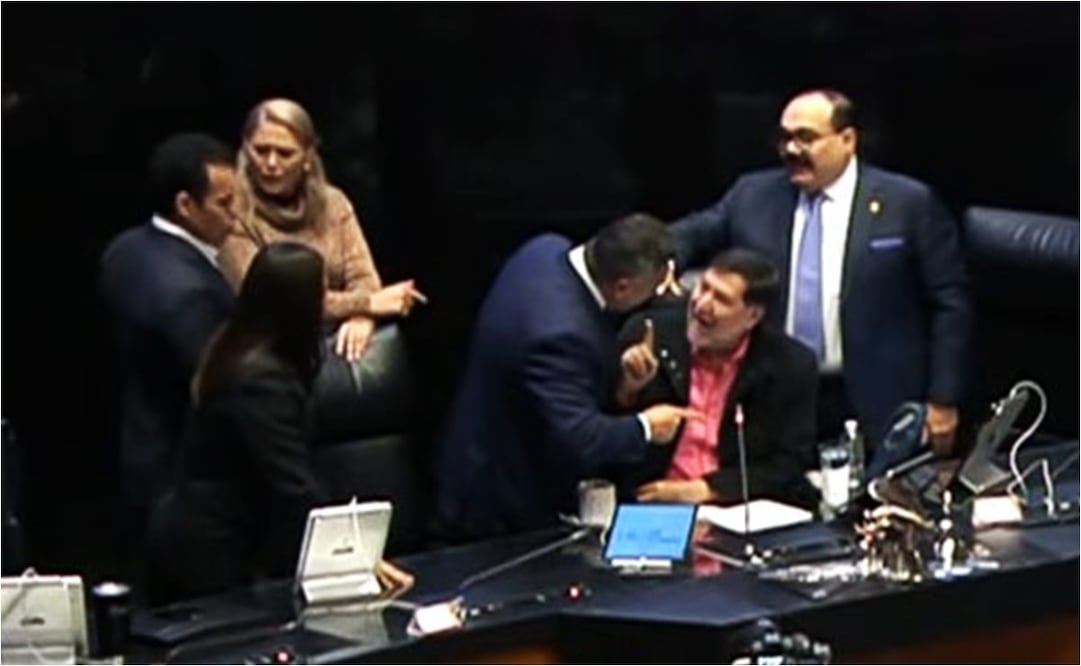 Gerardo Fernández Noroña y Alejandro Moreno pelean en el Senado. Foto: Captura de video