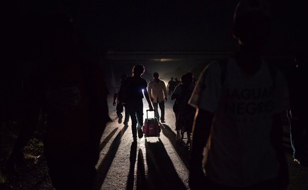 Migrants, traveling with a caravan of thousands from Central America en route to the United States, walk to Arriaga from Pijijiapan, Mexico - Photo: Adrees Latif/REUTERS