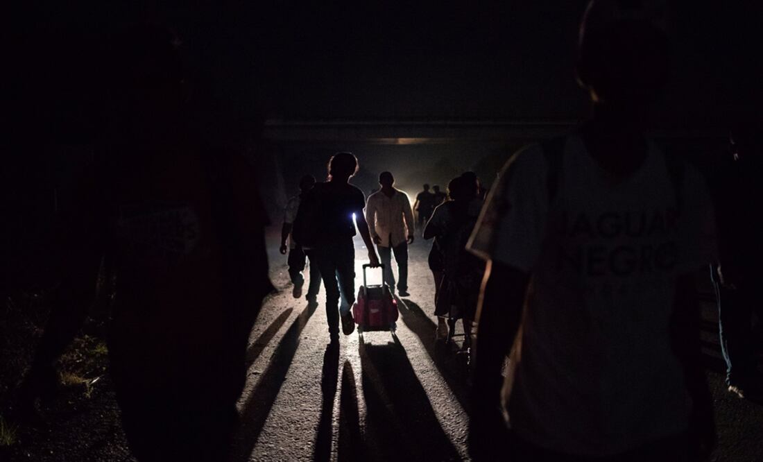 Migrants, traveling with a caravan of thousands from Central America en route to the United States, walk to Arriaga from Pijijiapan, Mexico - Photo: Adrees Latif/REUTERS