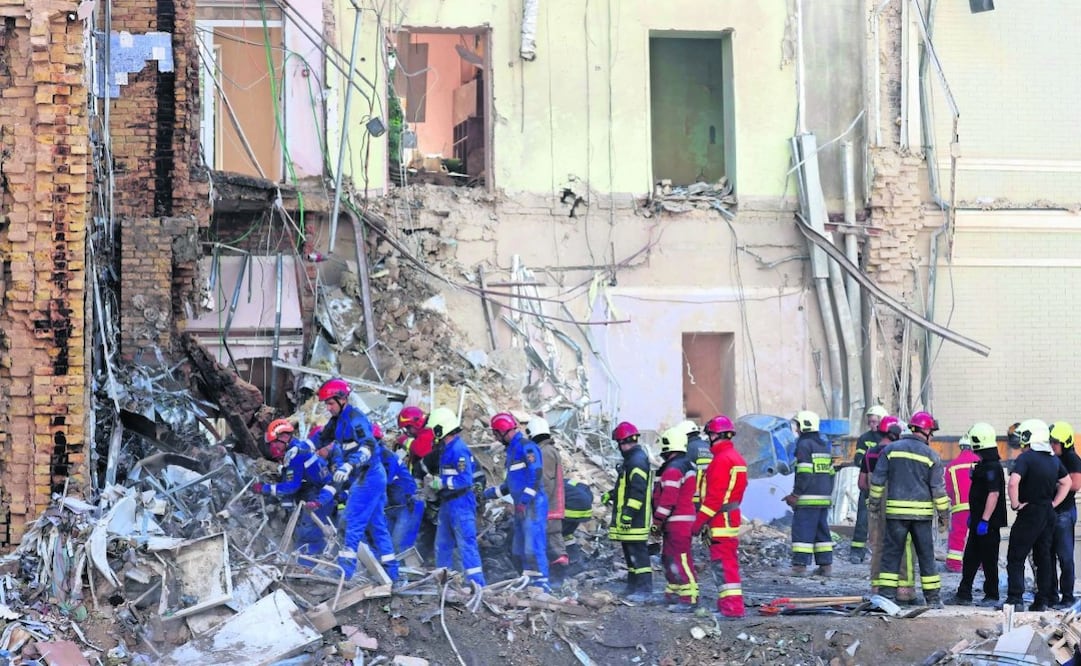 Personal de emergencia y rescate, en los escombros del Hospital Infantil Ohmatdyt, un día después de que fuera bombardeado en Kiev. Foto: Anatolli Stepanov | AFP