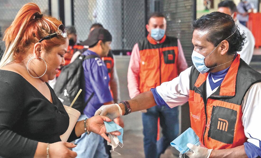 Prevención. El Metro regala cubrebocas a los usuarios; desde el viernes su uso será obligatorio en sus instalaciones. DIEGO SIMÓN. EL UNIVERSAL