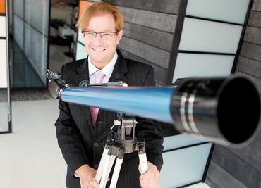 ¿Quién es Andrés Roemer, el escritor con orden de aprehensión por violación?