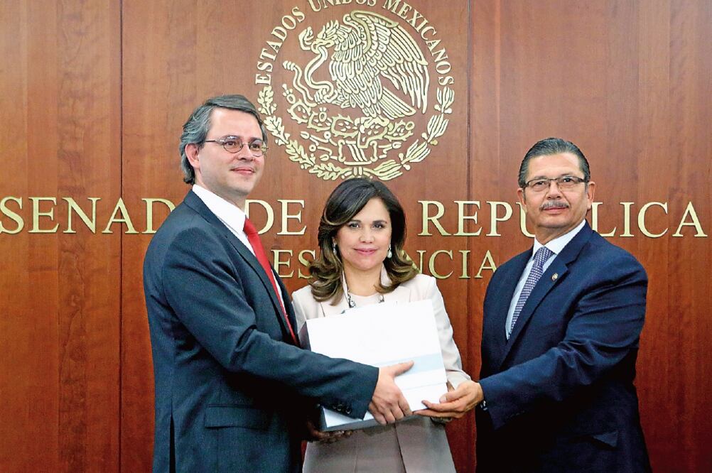 Blanca Alcalá, vicepresidenta de la Mesa Directiva del Senado, recibió de Miguel Messmacher, subsecretario de Ingresos (izq.), el paquete económico (ESPECIAL)
