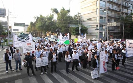 Trabajadores del ISSSTE protestan contra recortes de personal