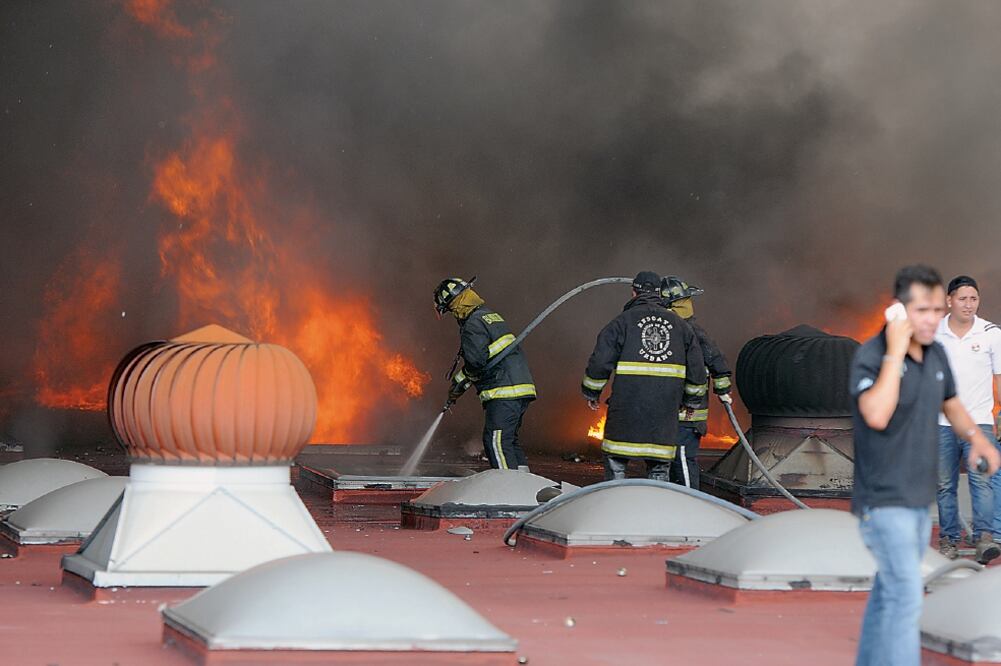 La explosión en un horno de residuos peligrosos, al parecer, fue la causa de esta conflagración que afectó la totalidad de la empresa que maneja contenedo res químicos con residuos peligrosos y no peligrosos (ARMANDO MARTÍNEZ. EL UNIVERSAL)