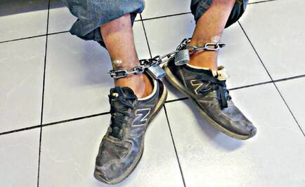 Hallan a joven que vivía encadenado