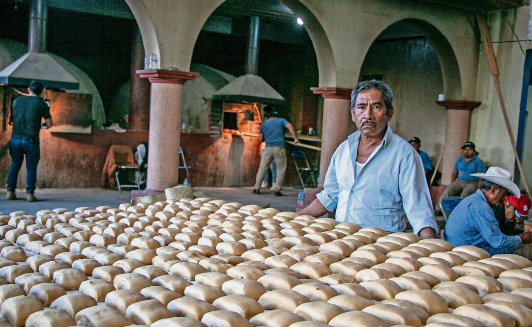 El maestro panadero Victorino Bautista Martínez lleva más de 50 años en la elaboración de este pan y espera que las nuevas generaciones continúen con este trabajo colectivo para las fiestas patronales de la región. Foto: Juana García EL UNIVERSAL