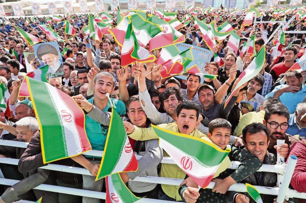 Seguidores del presidente iraní, Hassan Rouhani, en su mitin en Sabzevar, donde dijo que su país resistirá, sin importar la decisión que tome Donald Trump. Foto: EFE