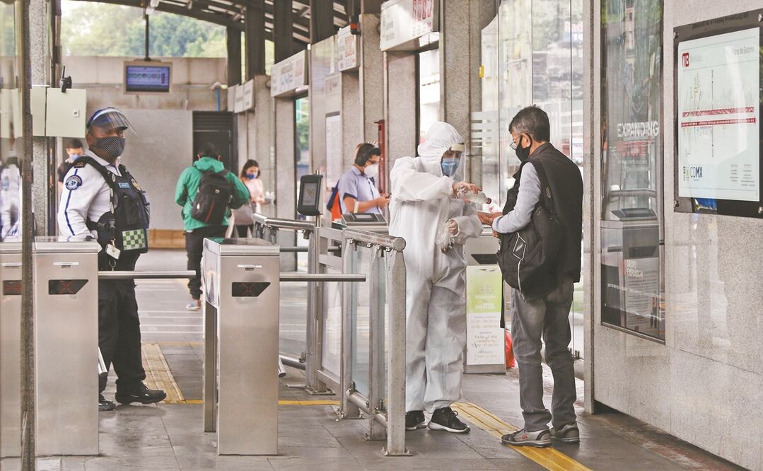 El Metrobús afirmó que aún entregan gel en estaciones. Foto: ARCHIVO EL UNIVERSAL