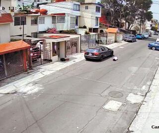 Por celos, hombre lanza desde su auto a su novia