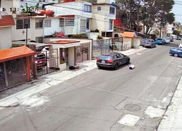 Por celos, hombre lanza desde su auto a su novia