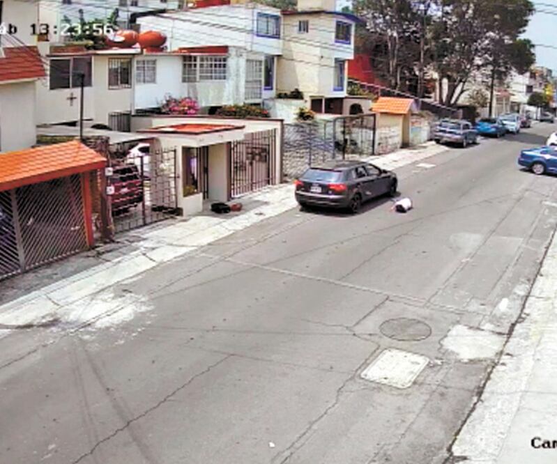 Cámaras de La Concordia grabaron el momento en el que un hombre arroja desde un auto a una joven. Vecinos salieron de sus casas para auxiliarla y tratar de detener al agresor. Foto: Captura de video