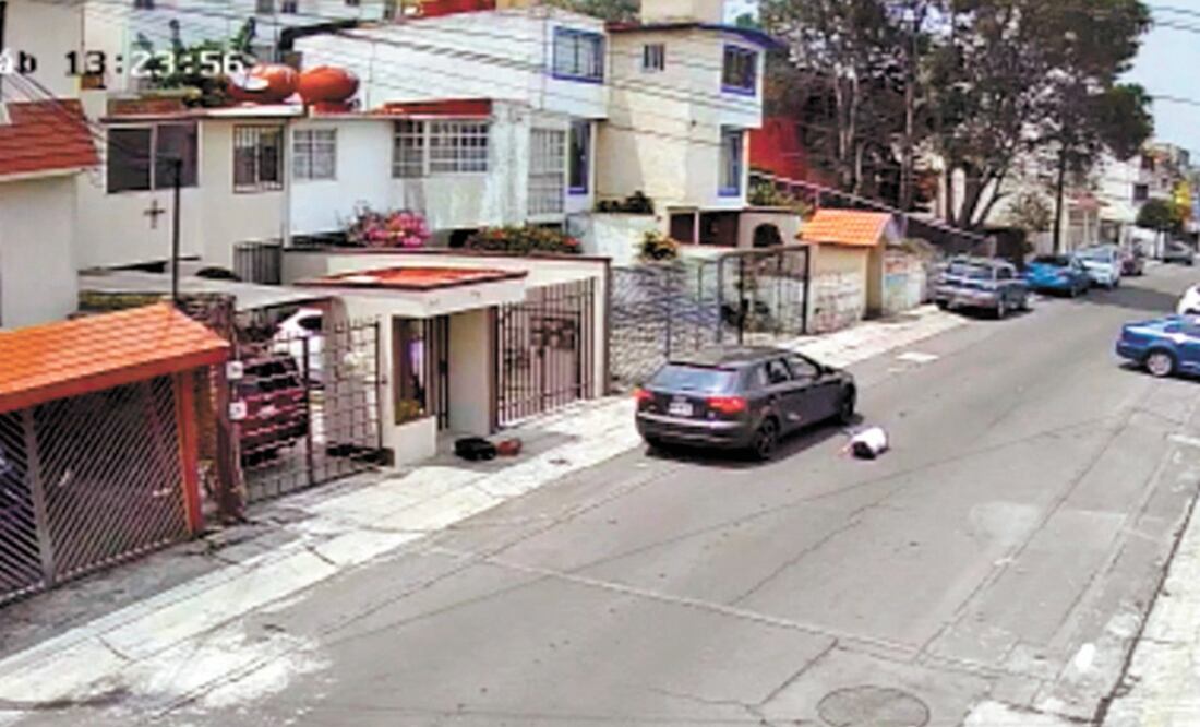 Cámaras de La Concordia grabaron el momento en el que un hombre arroja desde un auto a una joven. Vecinos salieron de sus casas para auxiliarla y tratar de detener al agresor. Foto: Captura de video