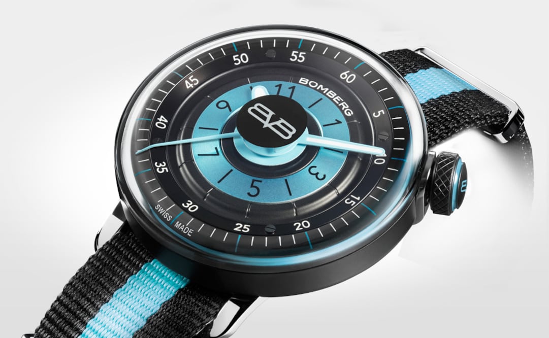 Uno de los nuevos relojes BB-01 de Bomberg con correa NATO que se puede intercambiar por una cadena para convertirlo en reloj de bolsillo.