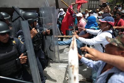 Chocan policías antimotines con CETEG en Chilpancingo