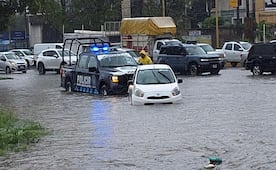 Lluvias colapsan vialidades en Aguascalientes; rescatan a familias y conductores atrapados por inundaciones