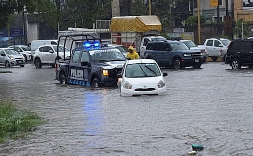 Rains collapse roads in Aguascalientes; families and drivers rescued from floods