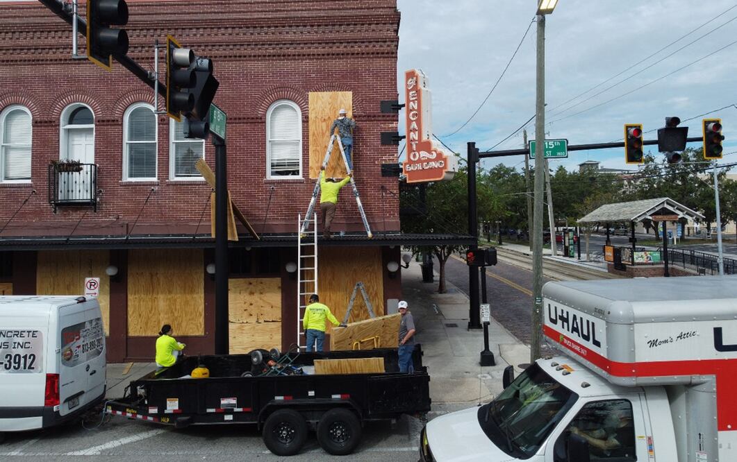 Pobladores de Florida evacuan por huracán Milton. Foto: AFP