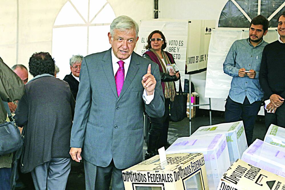López Obrador señaló que tras haber obtenido su partido 5 o 6 delegaciones trabajarán con el jefe del GDF a fin de beneficiar a los ciudadanos (LUIS CORTÉS / EL UNIVERSAL)