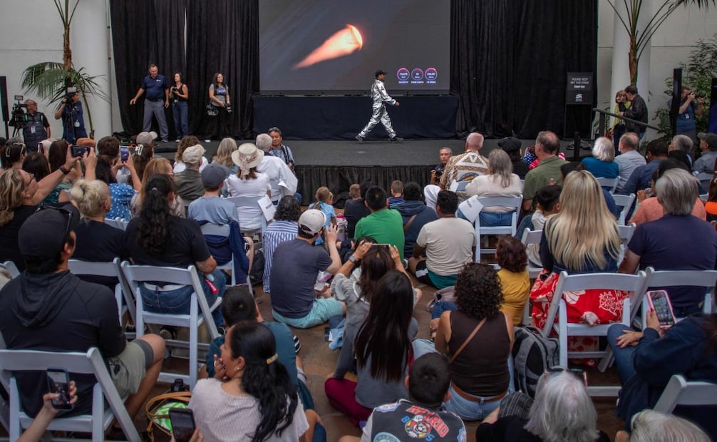 Personas en EU celebran y siguen con expectativa el amerizaje de Artemis II; misión marca regreso tripulado lunar. Foto: AFP.