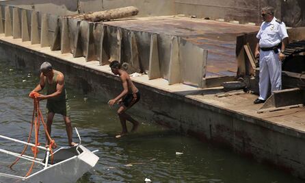 Suman 35 muertos por choque de barcos en Egipto