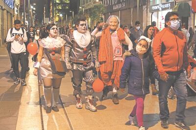 Disfrazados intentan espantar al Covid-19 en la CDMX