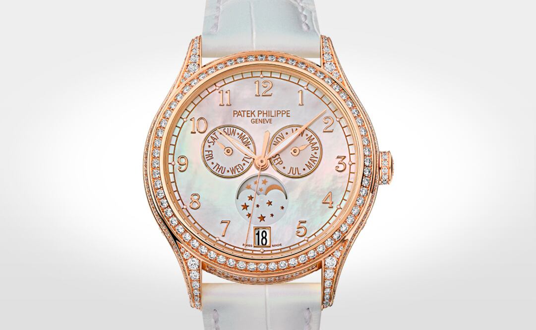 Complicaciones para dama Ref.4948R Calendario Anual. Automático, calibre 324 S QA LU. Fases de la luna, día y mes por manecillas. Fecha por ventanilla. Segundero central. Caja engastada con 347 diamantes. Corona engastada con 14 diamantes. Carátula de nácar blanco de Bali, cifras aplicadas de oro. Correa de piel de cocodrilo blanco mate con hebilla engastada con 27 diamantes. Caja de oro rosa. Fondo de cristal de zafiro. Diámetro: 38 mm.