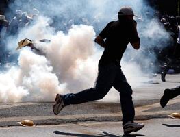 Marchan por segundo día en Morelia por el asesinato de Carlos Manzo; reportan choques con policía estatal