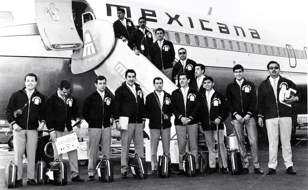 Miembros del Socorro Alpino listos para su viaje a Estados Unidos, con el fin de escalar el Monte Whitney, a través de una ruta no explorada. Además de su labor rescatista, esta institución emprendió grandes hazañas alpinistas. Foto: ESPECIAL.