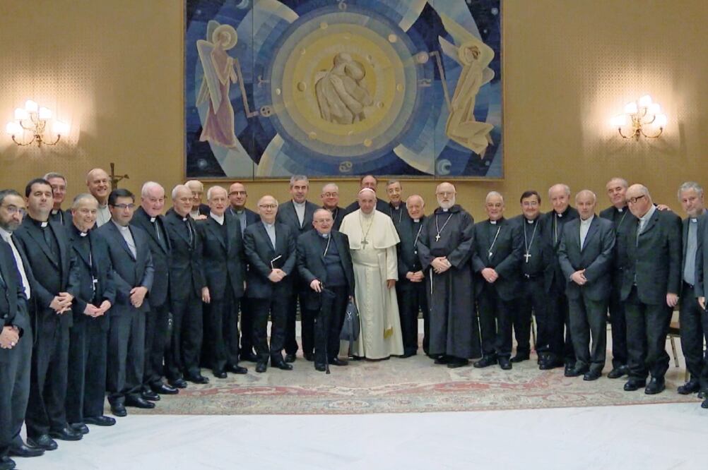 El papa Francisco (centro) durante su reunión con los obispos chilenos, en el Vaticano, el pasado jueves. Los jerarcas presentaron ayer sus dimisiones. Foto: AP