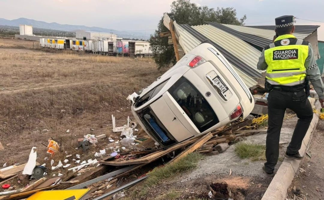 Dos mujeres murieron y un civil resultó herido de gravedad luego de un choque en la autopista México-Tulancingo contra un puesto comercial. | Foto: Especial.