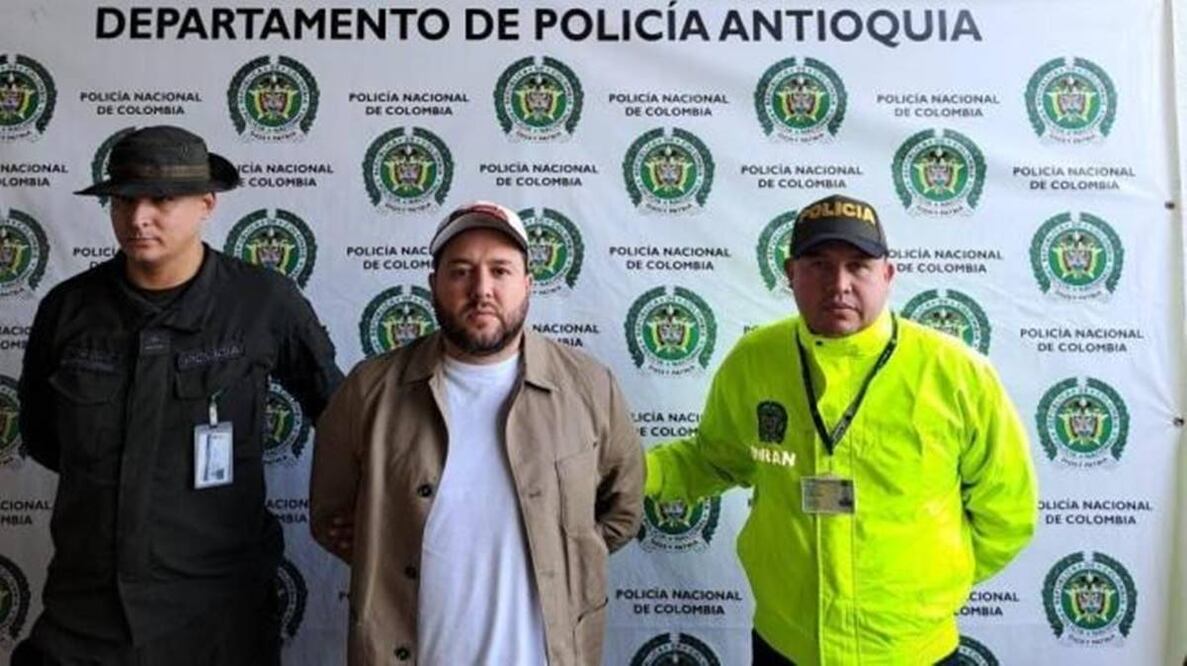 Ángel Josué Velázquez Bravo, fue capturado en el aeropuerto de Rionegro (Antioquia).Foto: Policía de Colombia