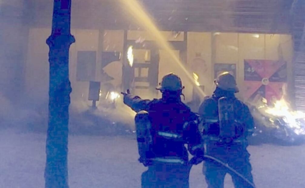 Corto circuito de luces navideñas o colilla de cigarro, probable causa de incendio en Tulum