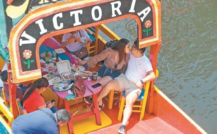 Unos se angustian y otros se divierten en Xochimilco