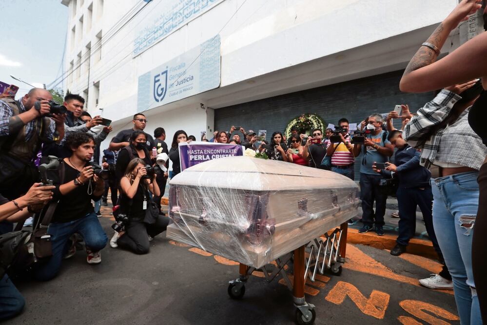 Familiares y amigos de Perla Cristal llevaron el féretro de la joven a la fiscalía como forma de protesta y exigieron justicia. Foto: Francisco Rodriguez/ El Universal