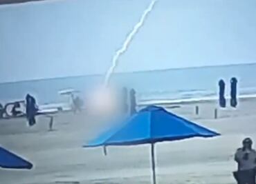 VIDEO: Mujer disfrutaba de baño en el mar, pero muere al caerle un rayo en playa de Cartagena